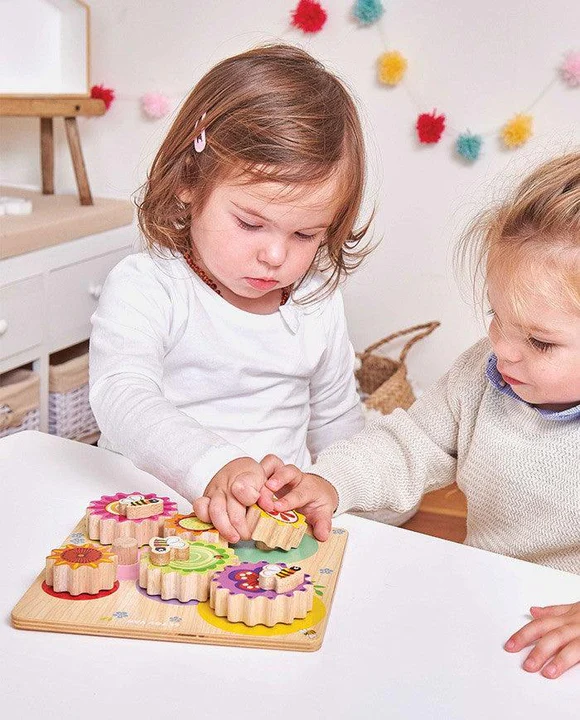 Albina-ocupata-Le-Toy-Van Albină ocupată