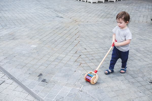 Mers-pe-jos-si-rostogolire-PlanToys-1 Walk N Roll