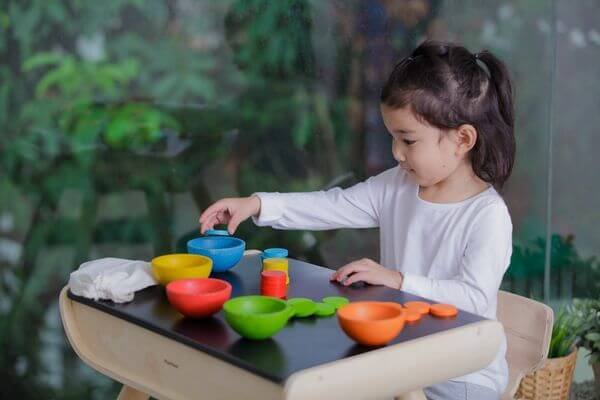 Sorteaza-si-numara-pahare-PlanToys-1 Sortează și numără pahare l Sort & Count Cups