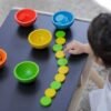 Sorteaza-si-numara-pahare-PlanToys-2 Sortează și numără pahare l Sort & Count Cups