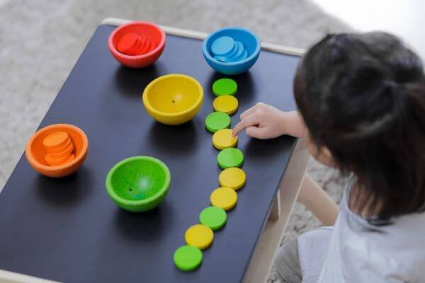 Sorteaza-si-numara-pahare-PlanToys-2 Sortează și numără pahare l Sort & Count Cups